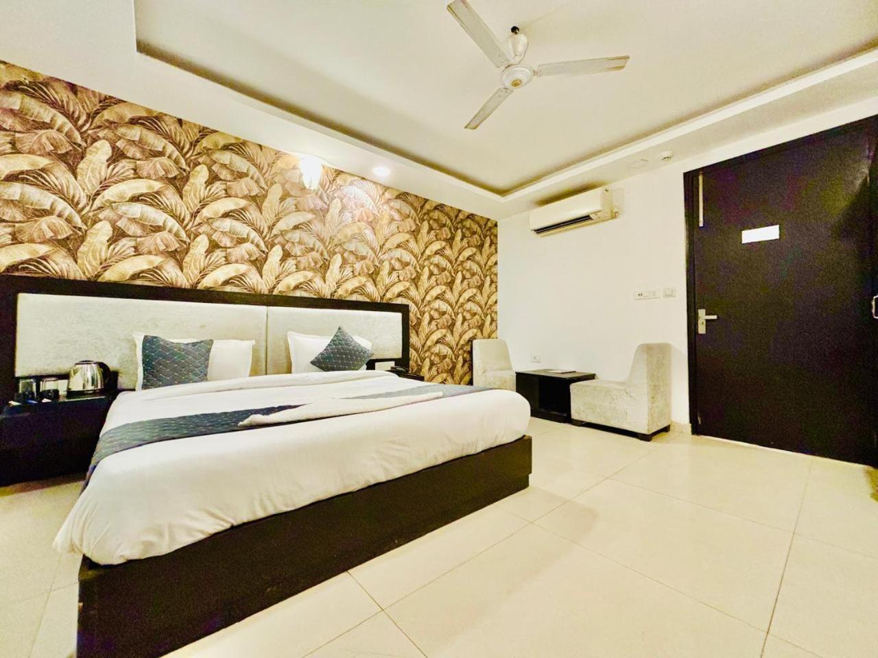 The Bellwood Suites Near Igi Airport Ню Делхи Екстериор снимка