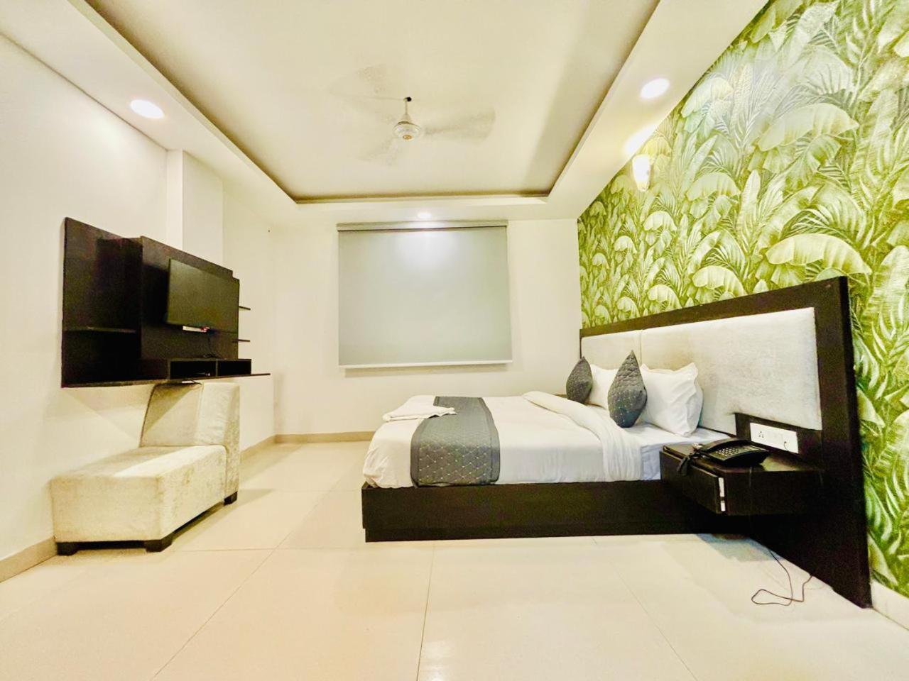 The Bellwood Suites Near Igi Airport Ню Делхи Екстериор снимка