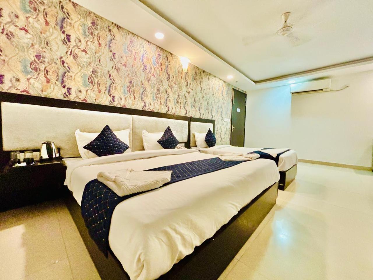 The Bellwood Suites Near Igi Airport Ню Делхи Екстериор снимка